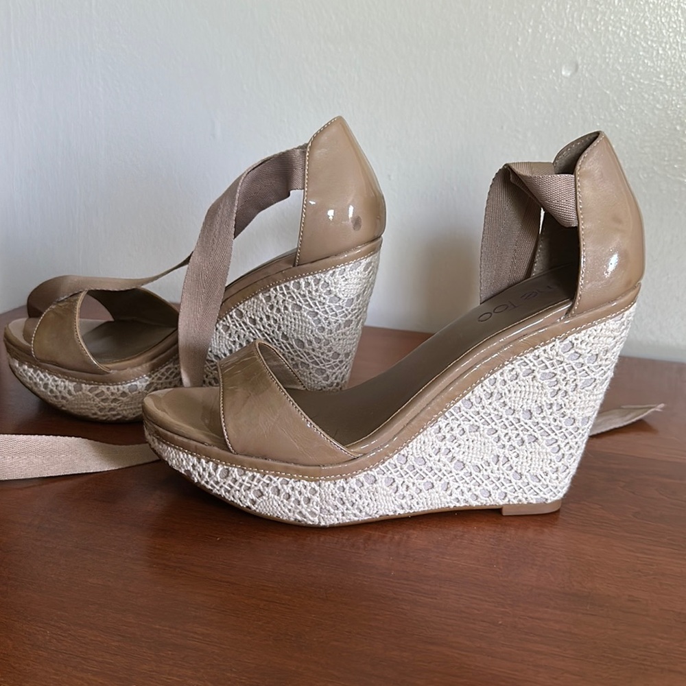 Women’s Sandals brand me too size 8.5 tie straps